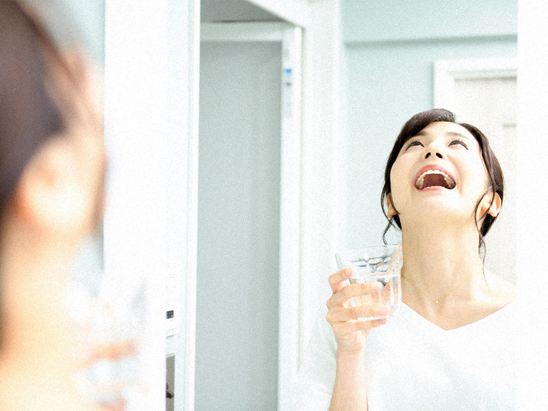うがいしている女性